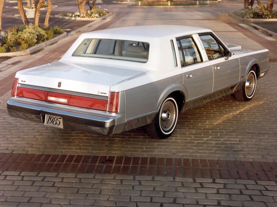  Lincoln Town Car 1985 года  (фото 15 из 16)